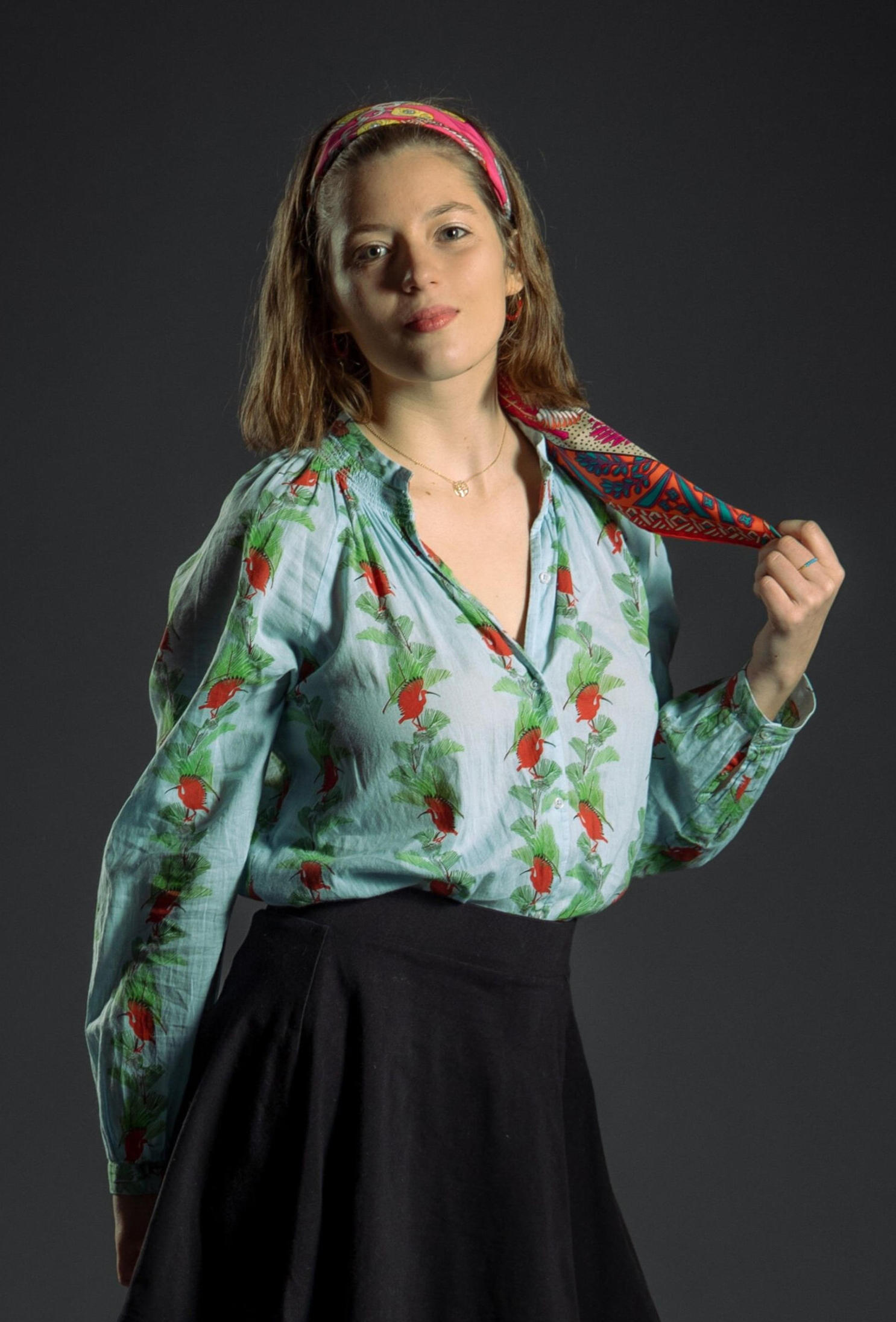 Bienvenue • Marie Sasso • Grafikdesign • Branding • Kunstdrücke Marie Sasso - Colorful face portrait of a young western woman on a black background